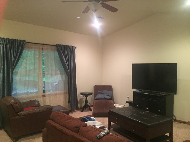 Building Photo - 3 bed 2 bath off Scenic Drive - AVAILABLE ...