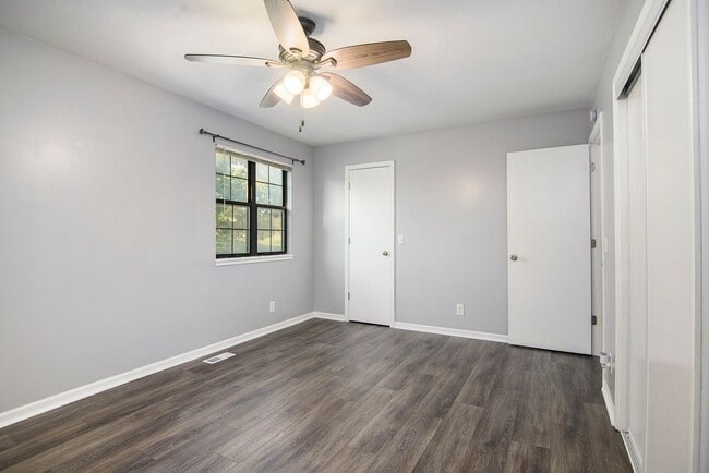 Building Photo - 2BR/1.5BA Townhouse in Smithville: GREAT LOCATION