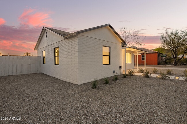 Building Photo - 9042 N 3rd Ave