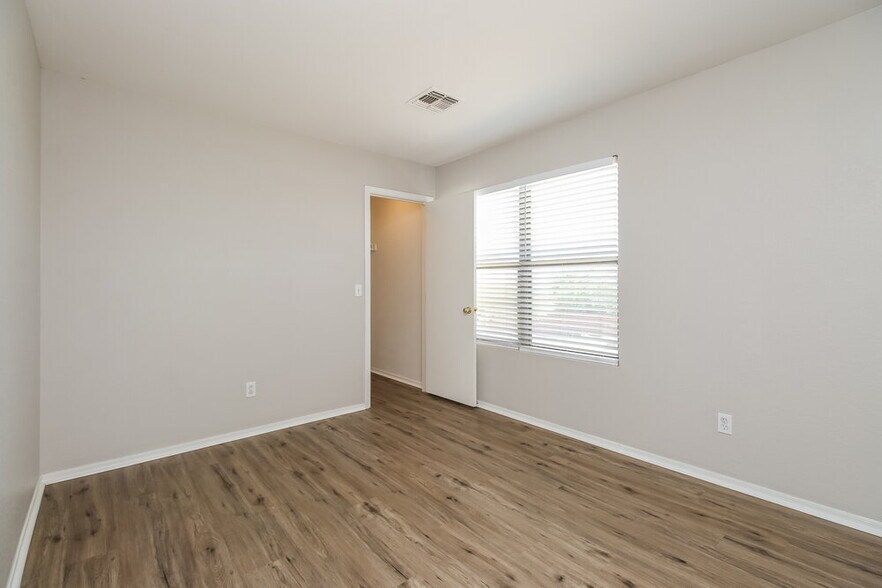 Building Photo - 11552 E Flower Cir