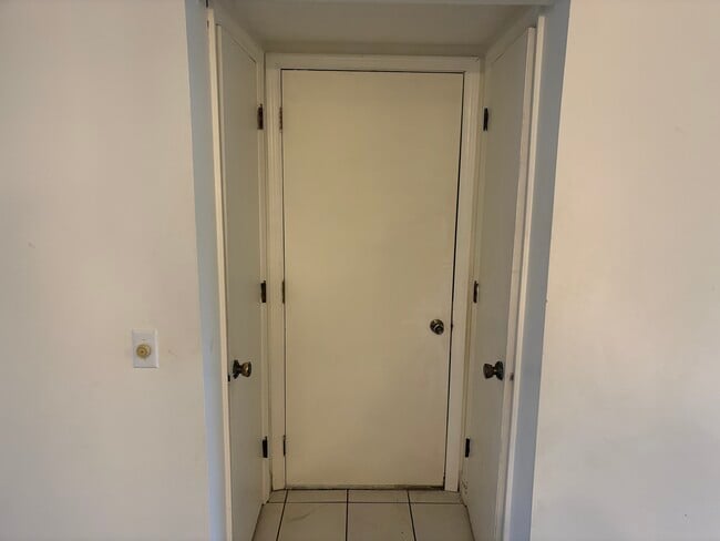 Building Photo - 5634 Robin Run