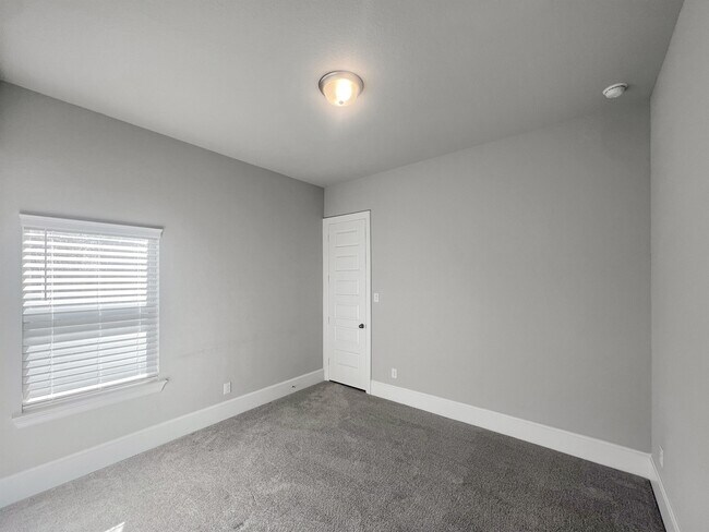 Building Photo - 16807 Hemlock Grove Dr