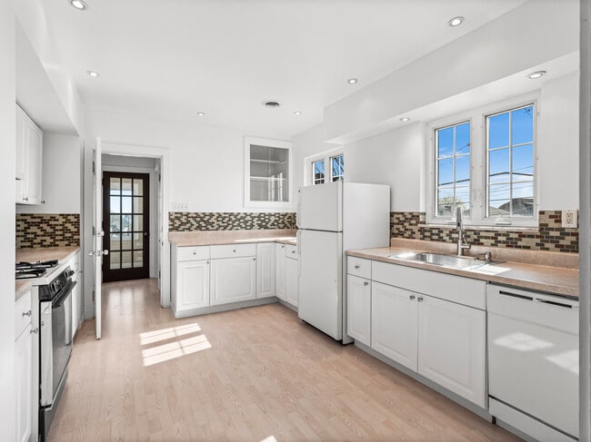 Building Photo - 433 Winterhill St