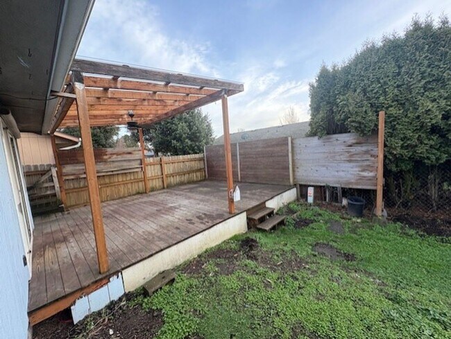 Building Photo - 3 bedroom/2 bath home