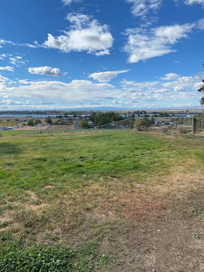 Building Photo - Large Home for Rent on Airway Dr, Beautiful Backyard Views!