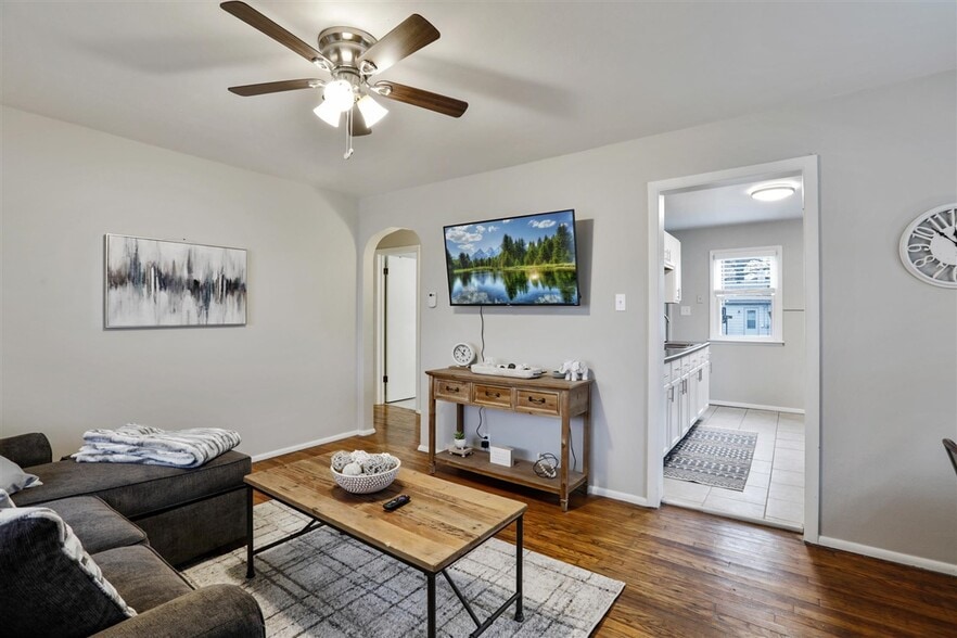 Living Room - 903 N Gregory St