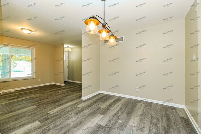 Building Photo - 24 Brixworth Ct