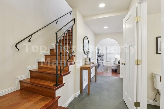 Building Photo - 44 Lariat Ct