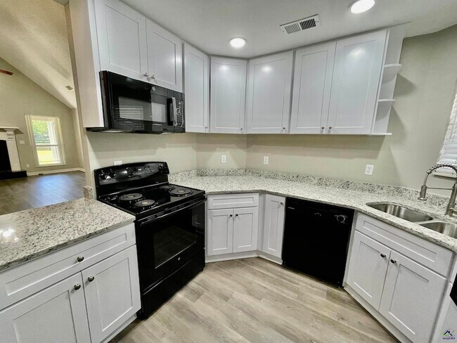 Building Photo - 213 Bayside Dr