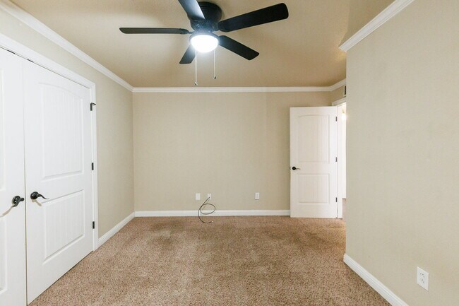 Building Photo - Well Kept House With HUGE bedrooms!