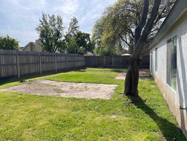 Building Photo - West Clovis location,  potential Buchanan ...