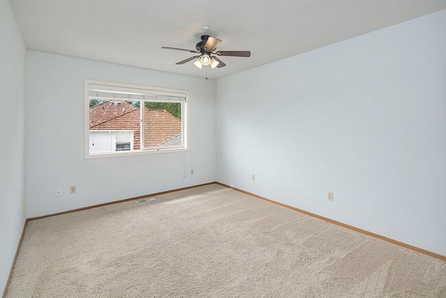 Building Photo - 4bd/2.5ba Newcastle Home