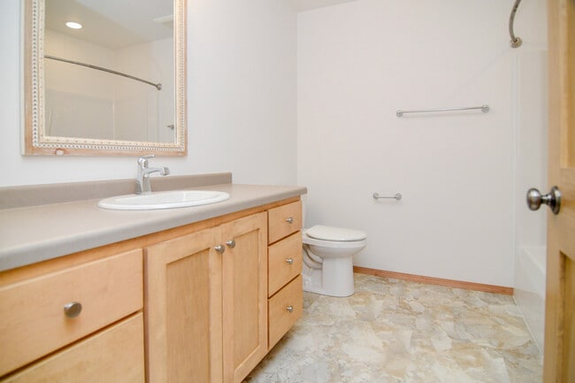 Building Photo - 2220 Blue Stem Ln