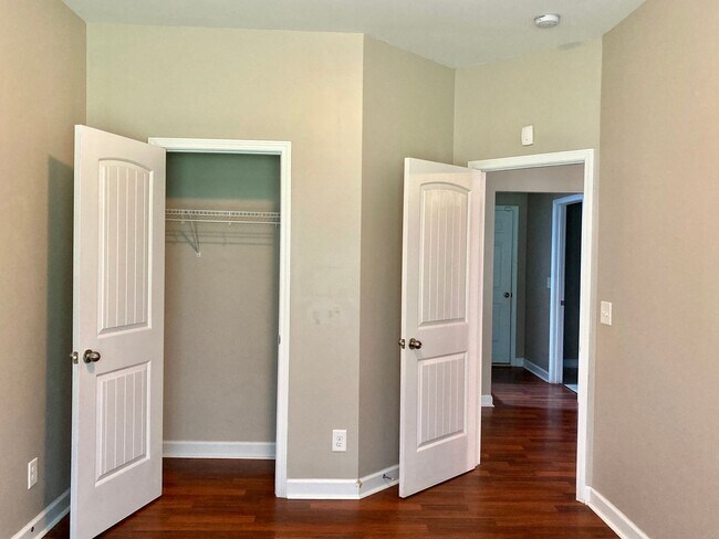 Building Photo - 5 Bedroom 3 Bath Hubert Home for Rent