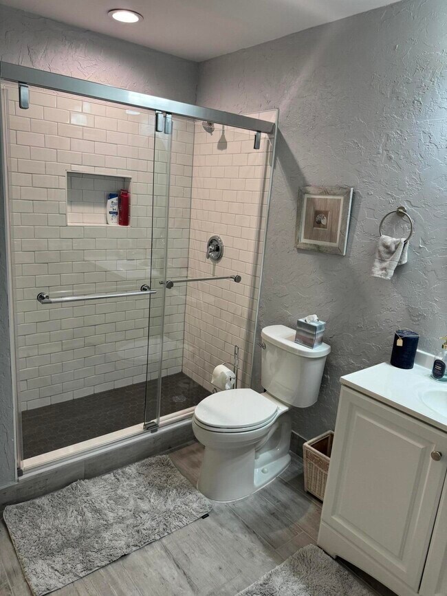 Building Photo - 858 Windermere Way