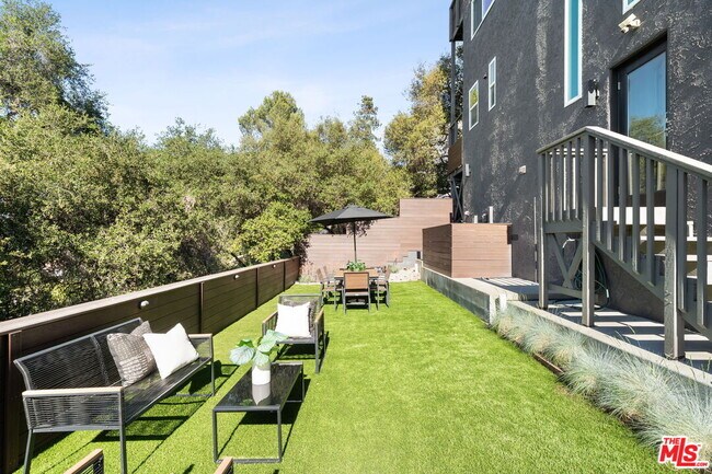 Building Photo - 28207 Laura La Plante Dr
