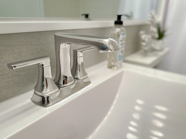 Building Photo - 6171 N Sheridan Rd