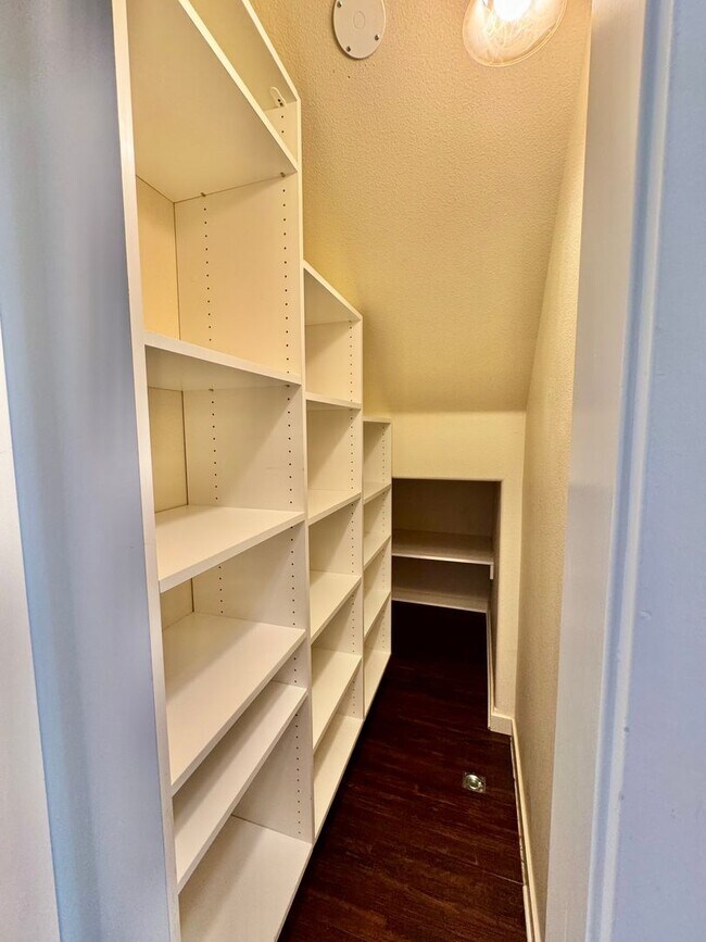 Building Photo - COMING SOON - EZ access to 205 within minu...
