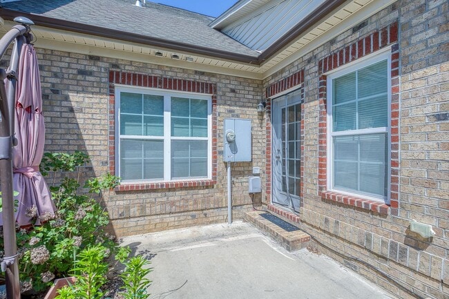 Building Photo - 3 Bedroom, 3 Bathroom Winston Salem Townhome