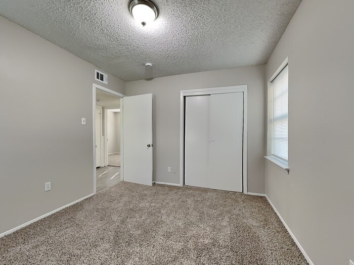 Building Photo - 2515 Wanda Dr