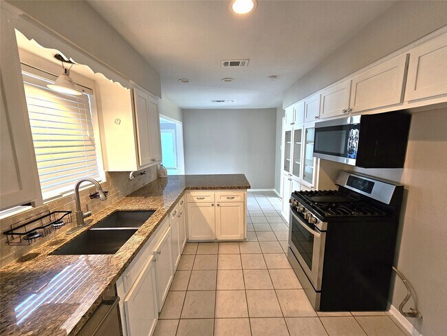 Building Photo - 510 Baywood Dr