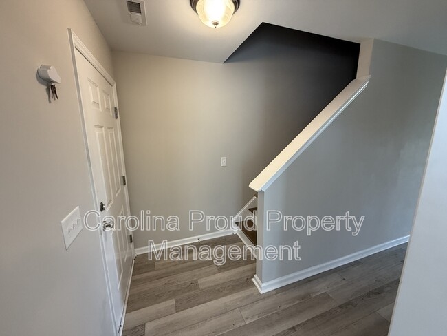 Building Photo - 321 S Pointe Dr