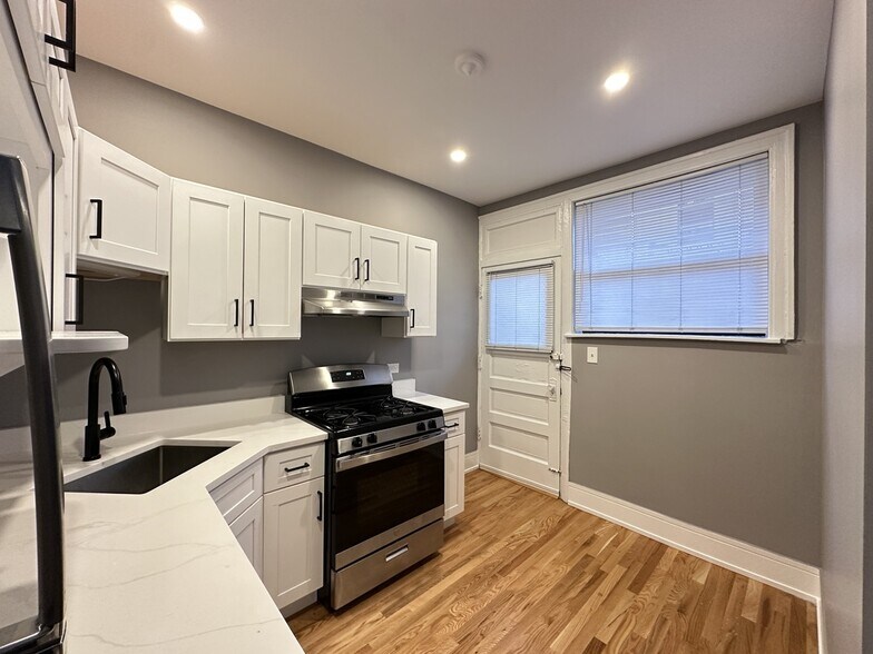 Building Photo - 639 W Cornelia Ave