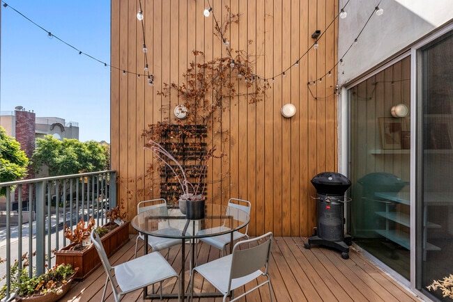 Building Photo - 855 N Croft Ave