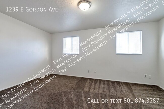 Building Photo - Cozy 2 Bed, 1 Bath Pet-Friendly Home with ...