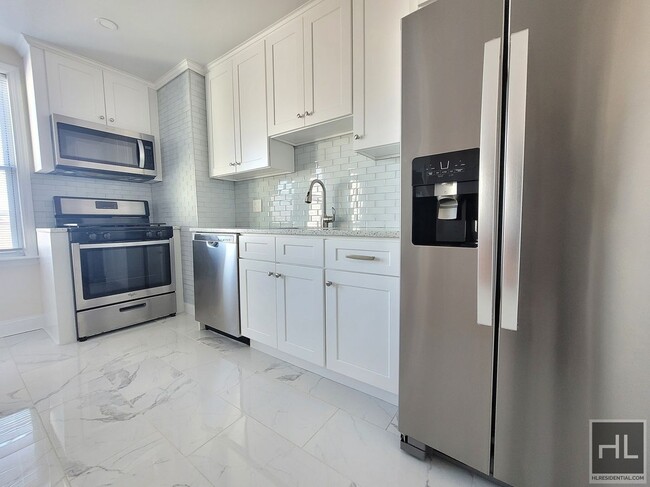 Building Photo - Tastefully Renovated 2 bedroom 1 bathroom ...