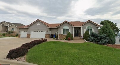 Building Photo - 1124 Alta Vista Dr