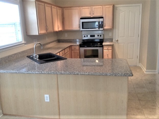 Building Photo - 8244 Chatham Oaks Dr