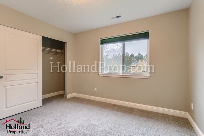 Building Photo - Bright & Spacious 3-Bedroom Hillsboro Home Backing to Green Space!