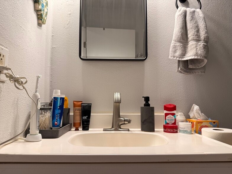 Guest Bathroom - 40 Sheoah Blvd