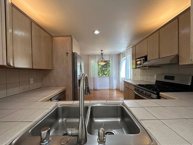 Building Photo - 2 Bed, 2.5 Bath Walnut Creek Home – Peacef...