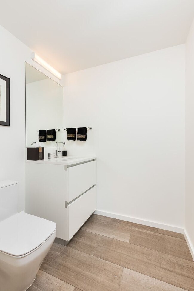 Building Photo - Modern Elegance at the Cosmopolitan on the Park