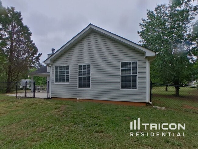 Building Photo - 10 Shadowbrook Ln