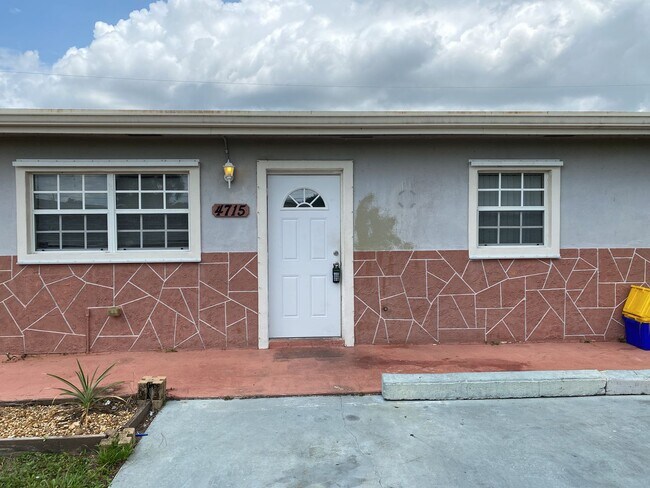 Building Photo - Excellent 2/1 Duplex in Desirable Area