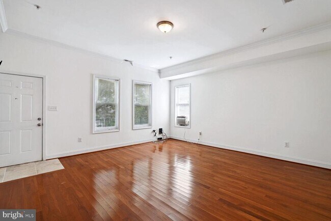 Building Photo - 1337 Girard St NW