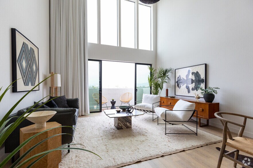 Interior Photo - 1319 S Orange Grove Ave