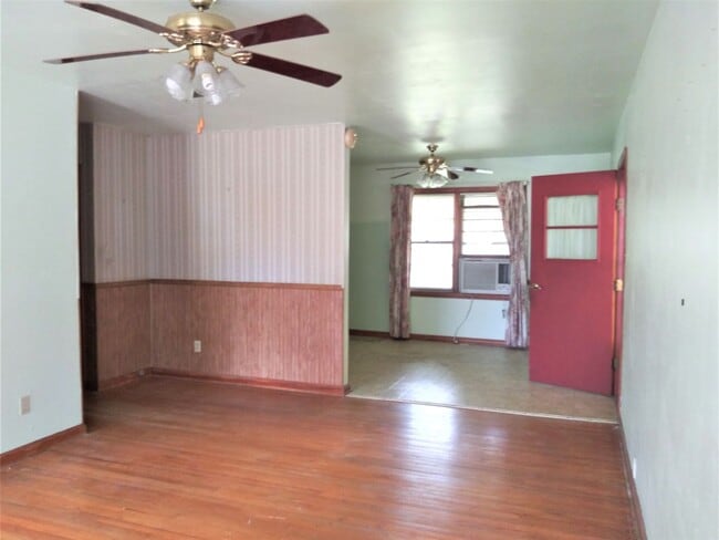 Building Photo - Charming 3 Bedroom Home on a Quiet Street!