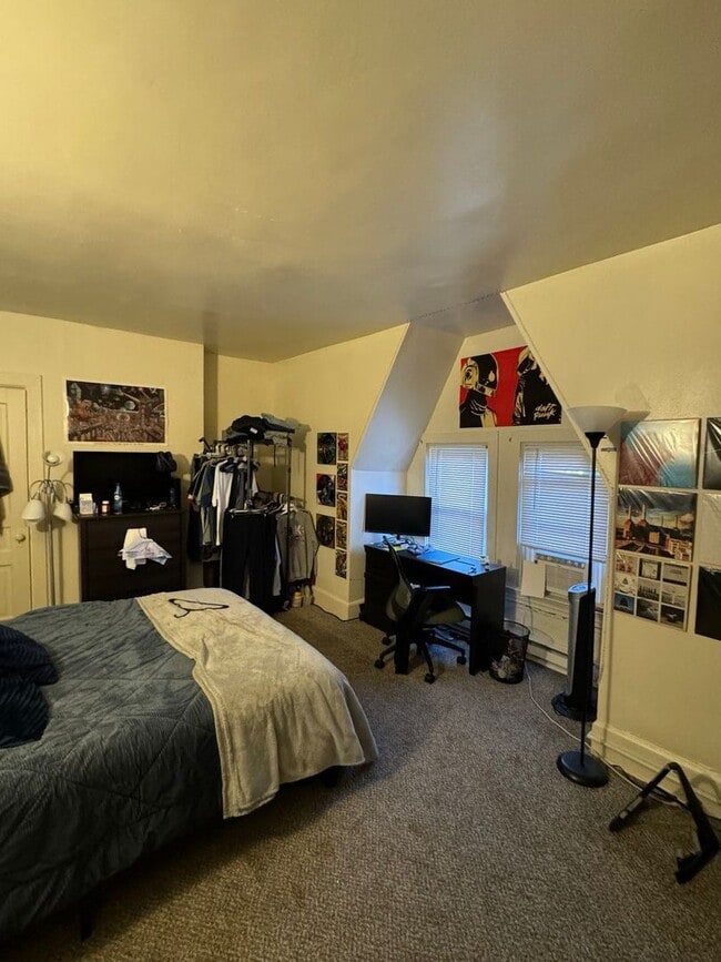 Building Photo - Pitt Student Housing – Spacious 5-Bed, 2-B...