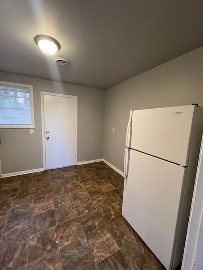 Building Photo - 504 Maplewood Dr