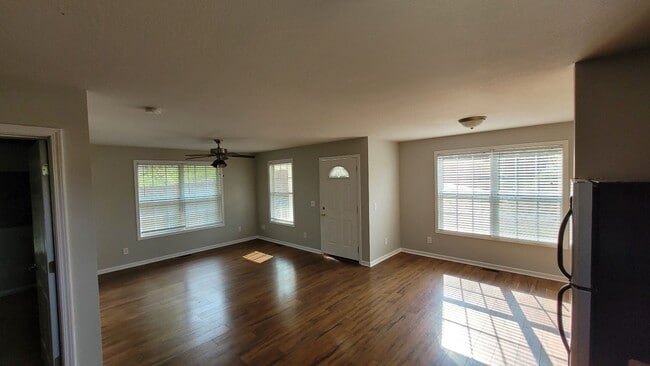 Building Photo - 3/2 Home available in Johnson City, five minutes to downtown