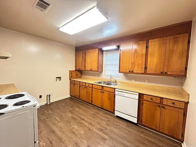 Building Photo - 304 W 34th Ave