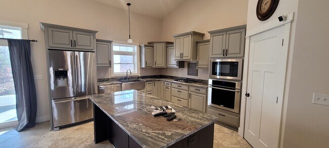 Building Photo - Three Bedroom 2.5 Bath House