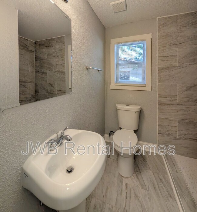 Building Photo - 2002 W 15th St