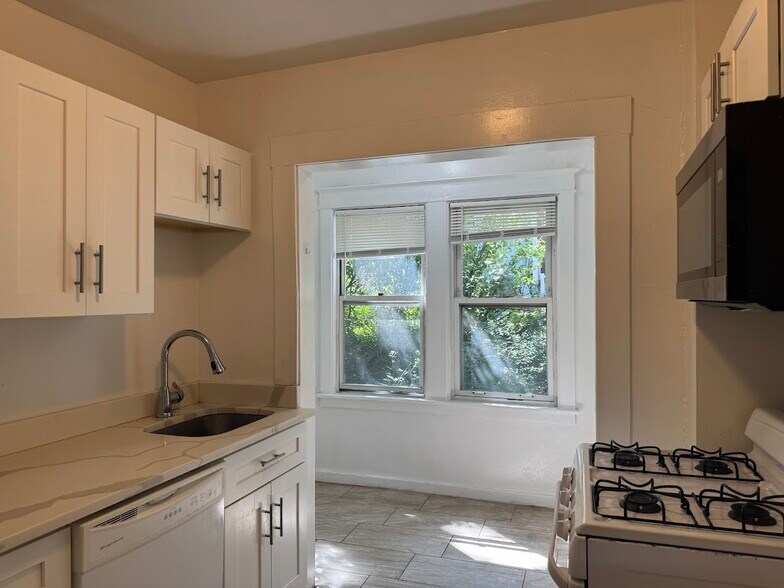 Building Photo - 5710 Beacon St