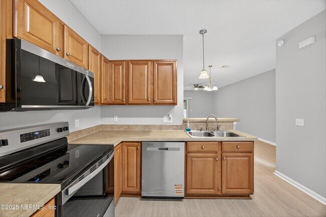 Building Photo - 655 Scrub Jay Dr