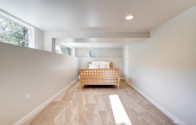 Building Photo - Serene Wedgwood home